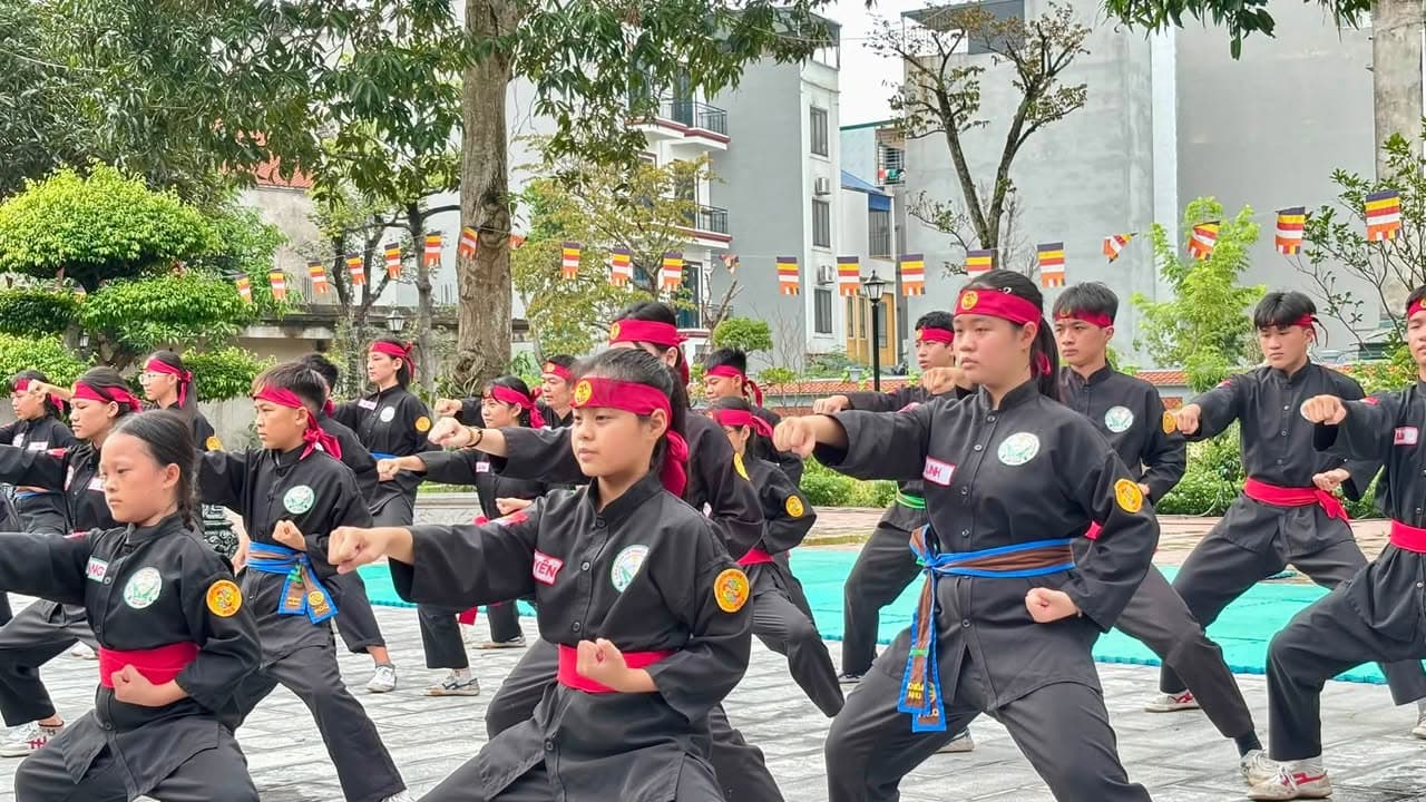 Giữa cái nắng của bầu trời thủ đô, võ sinh Võ đường Thắng Quang miệt mài tập luyện để c… — hình 10