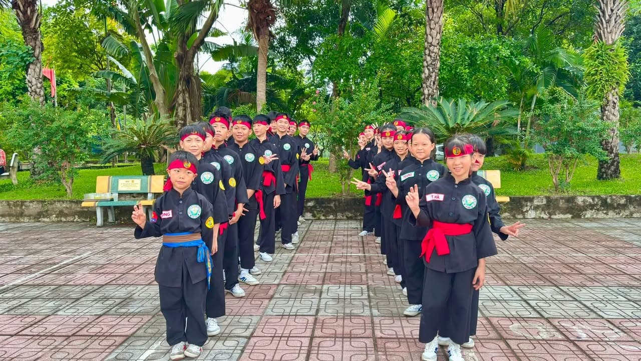 Giữa cái nắng của bầu trời thủ đô, võ sinh Võ đường Thắng Quang miệt mài tập luyện để c… — hình 11