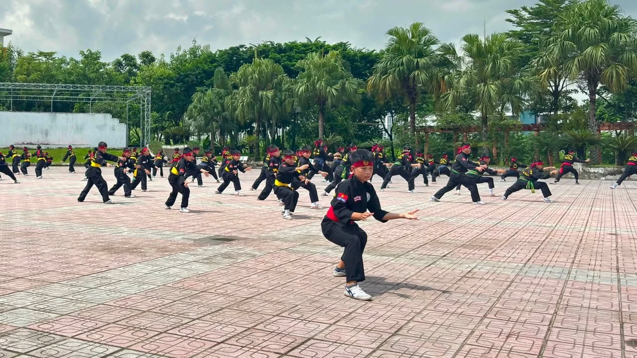 Giữa cái nắng của bầu trời thủ đô, võ sinh Võ đường Thắng Quang miệt mài tập luyện để c… — hình 12