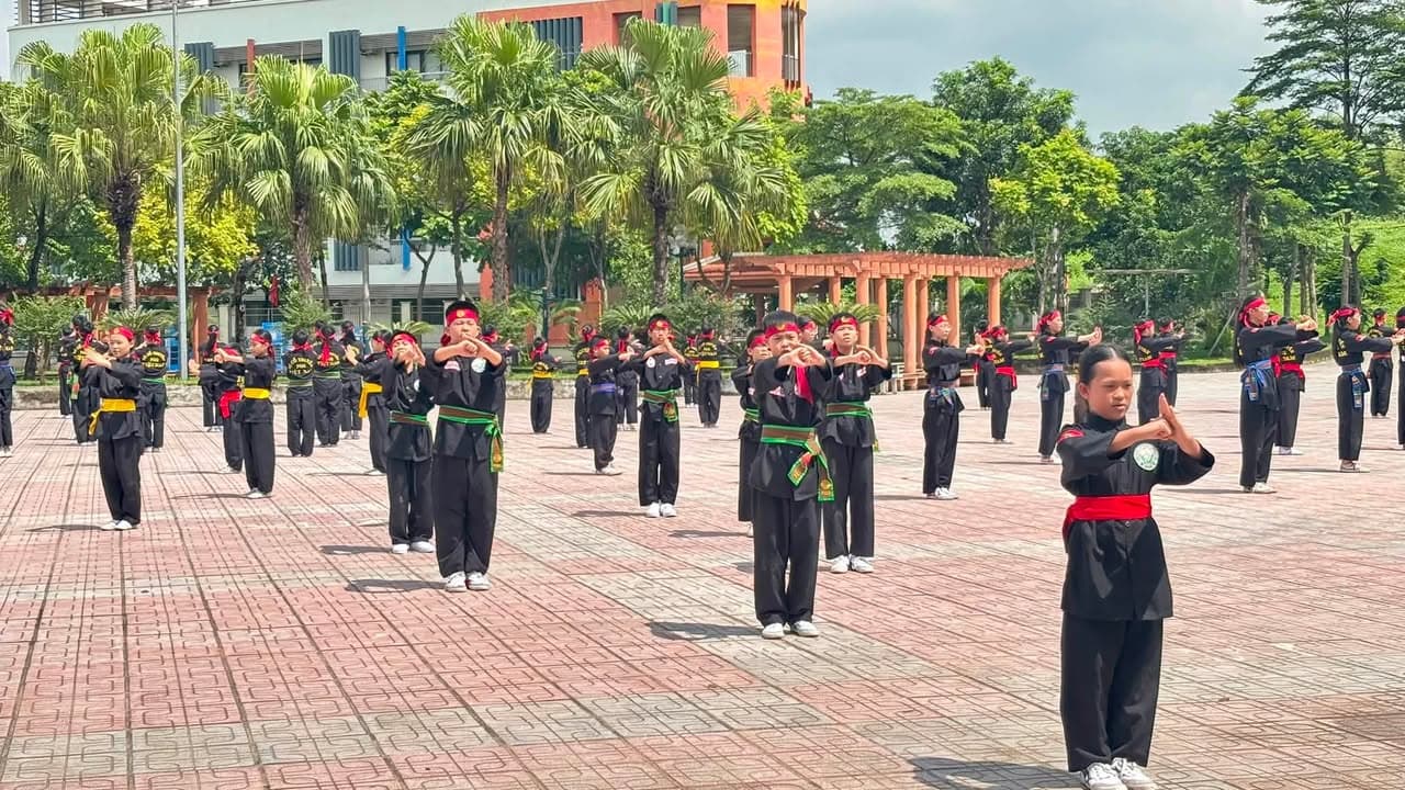 Giữa cái nắng của bầu trời thủ đô, võ sinh Võ đường Thắng Quang miệt mài tập luyện để c… — hình 13