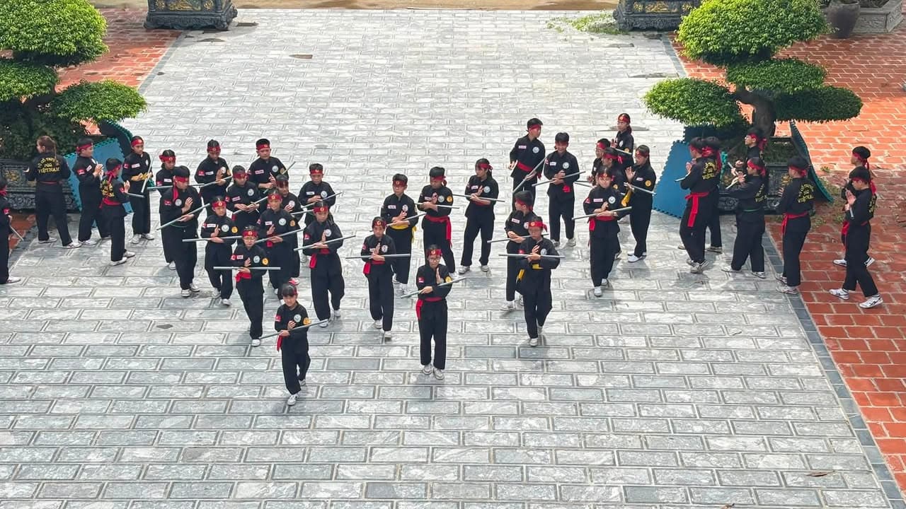 Giữa cái nắng của bầu trời thủ đô, võ sinh Võ đường Thắng Quang miệt mài tập luyện để c… — hình 14