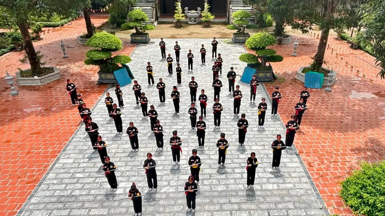 Giữa cái nắng của bầu trời thủ đô, võ sinh Võ đường Thắng Quang miệt mài tập luyện để c… — hình 15