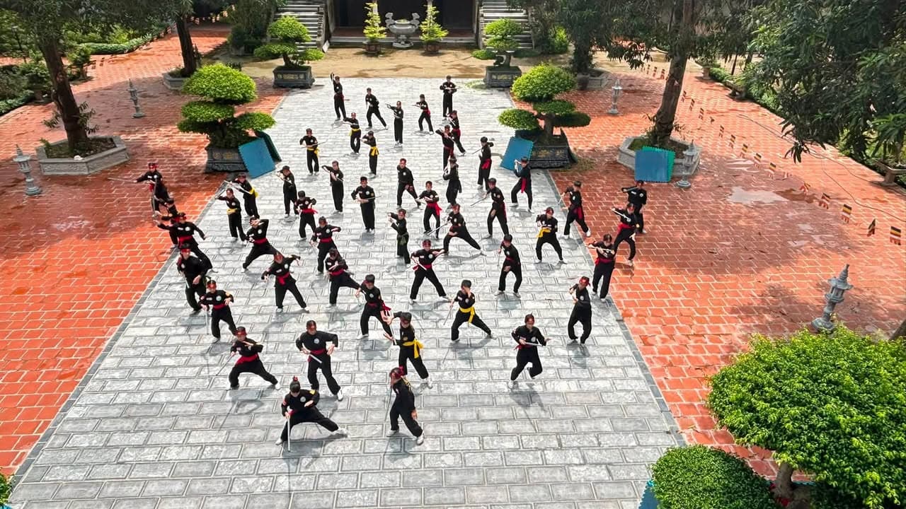 Giữa cái nắng của bầu trời thủ đô, võ sinh Võ đường Thắng Quang miệt mài tập luyện để c… — hình 16