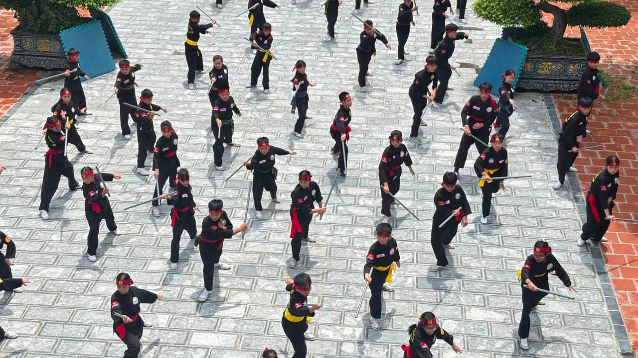 Giữa cái nắng của bầu trời thủ đô, võ sinh Võ đường Thắng Quang miệt mài tập luyện để c… — hình 21