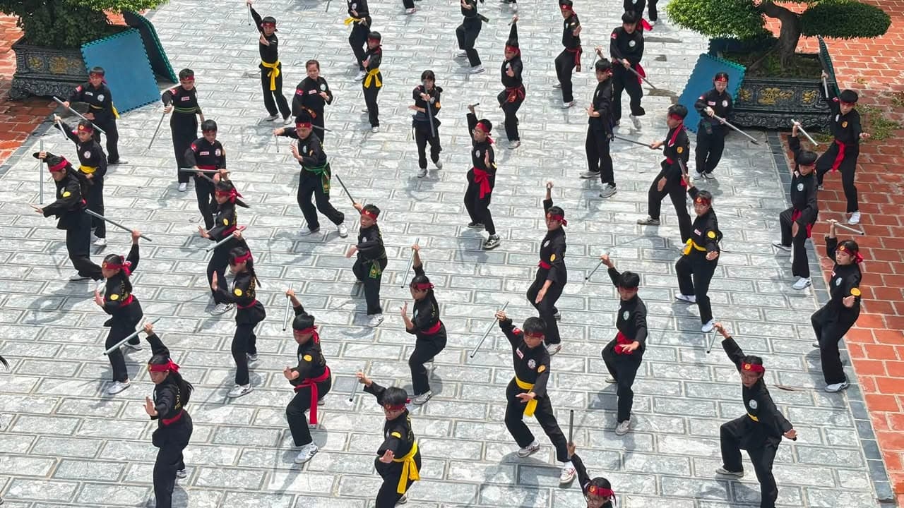 Giữa cái nắng của bầu trời thủ đô, võ sinh Võ đường Thắng Quang miệt mài tập luyện để c… — hình 22