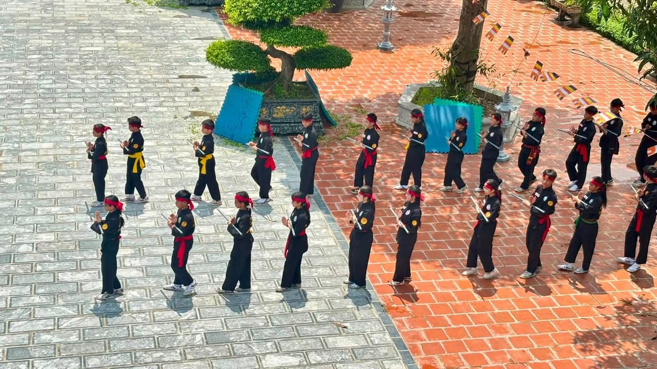 Giữa cái nắng của bầu trời thủ đô, võ sinh Võ đường Thắng Quang miệt mài tập luyện để c… — hình 23