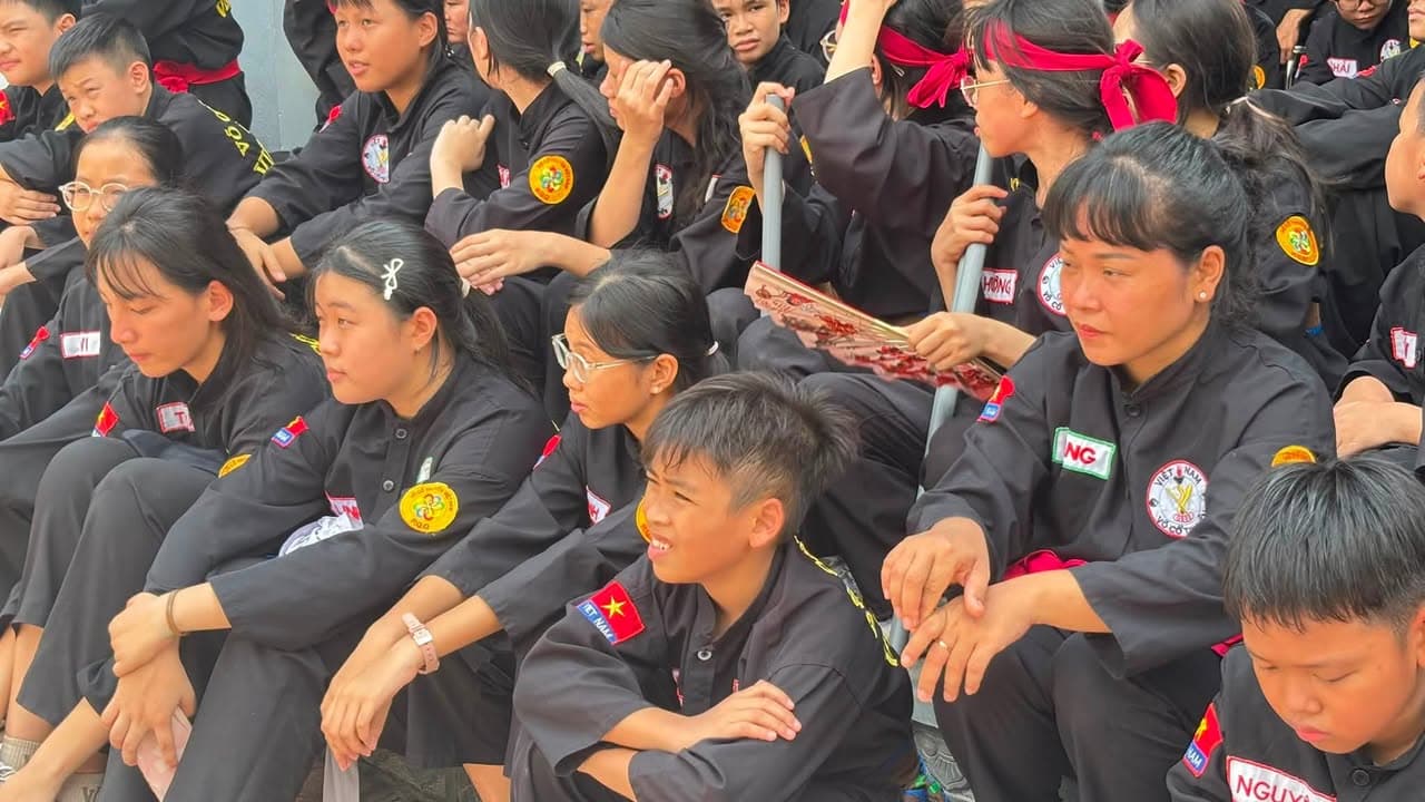 Giữa cái nắng của bầu trời thủ đô, võ sinh Võ đường Thắng Quang miệt mài tập luyện để c… — hình 27