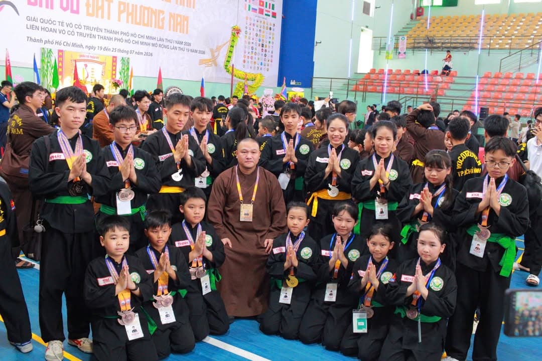 KHOẢNH KHẮC CỦA CÁC VÕ SINH, MÔN SINH PHẬT QUANG QUYỀN TẠI LỄ TRAO GIẢI LIÊN HOAN VÕ VI… — hình 2