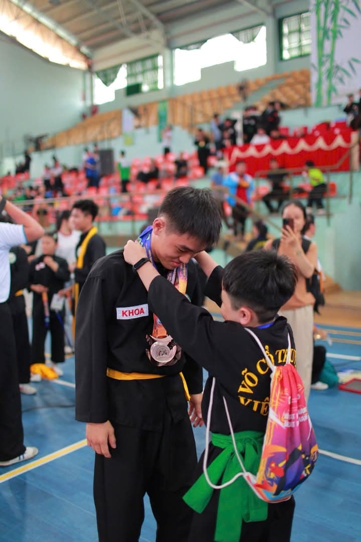 KHOẢNH KHẮC CỦA CÁC VÕ SINH, MÔN SINH PHẬT QUANG QUYỀN TẠI LỄ TRAO GIẢI LIÊN HOAN VÕ VI… — hình 3