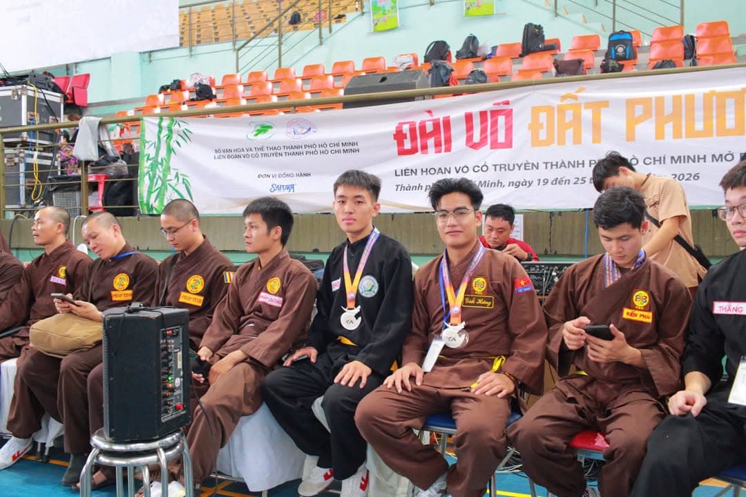 KHOẢNH KHẮC CỦA CÁC VÕ SINH, MÔN SINH PHẬT QUANG QUYỀN TẠI LỄ TRAO GIẢI LIÊN HOAN VÕ VI… — hình 4
