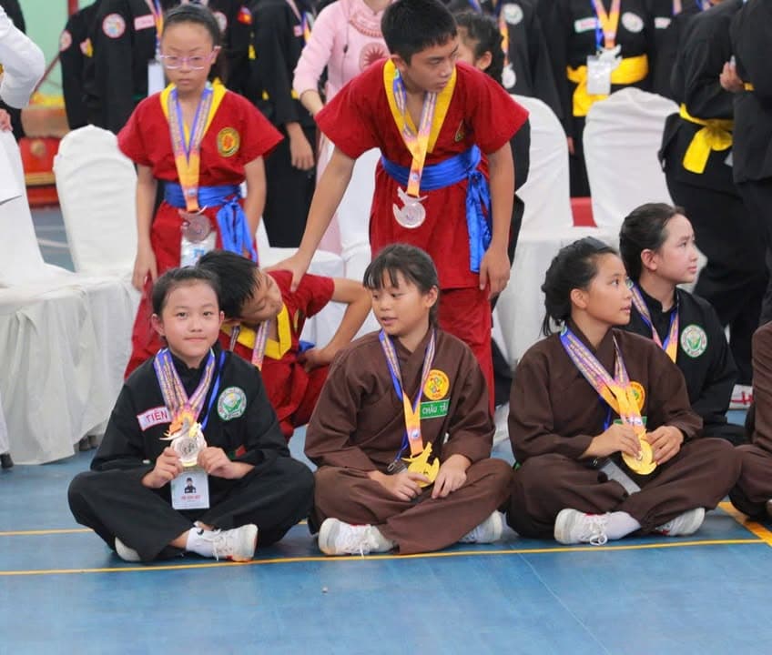 KHOẢNH KHẮC CỦA CÁC VÕ SINH, MÔN SINH PHẬT QUANG QUYỀN TẠI LỄ TRAO GIẢI LIÊN HOAN VÕ VI… — hình 6