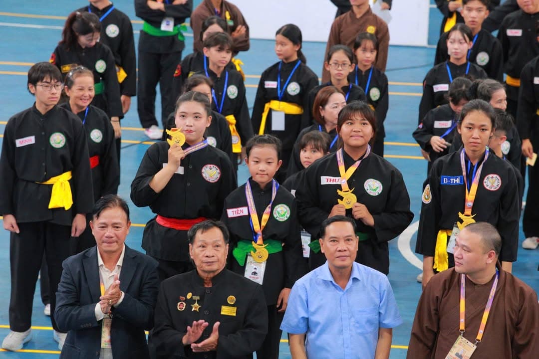 KHOẢNH KHẮC CỦA CÁC VÕ SINH, MÔN SINH PHẬT QUANG QUYỀN TẠI LỄ TRAO GIẢI LIÊN HOAN VÕ VI… — hình 7