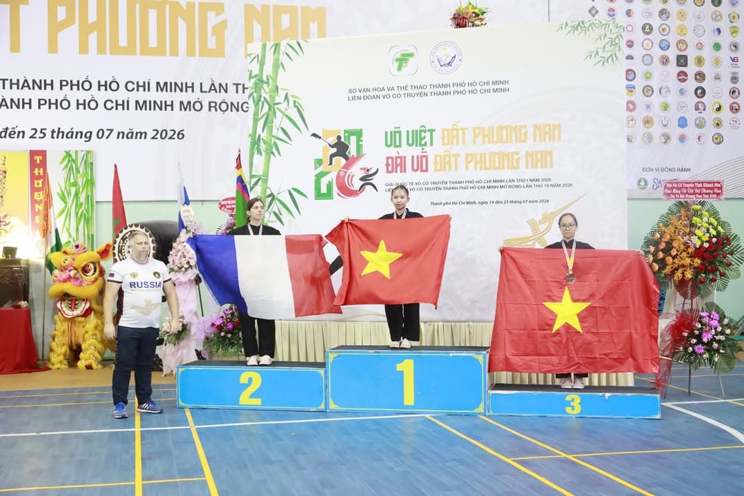 KHOẢNH KHẮC CỦA CÁC VÕ SINH, MÔN SINH PHẬT QUANG QUYỀN TẠI LỄ TRAO GIẢI LIÊN HOAN VÕ VI… — hình 100