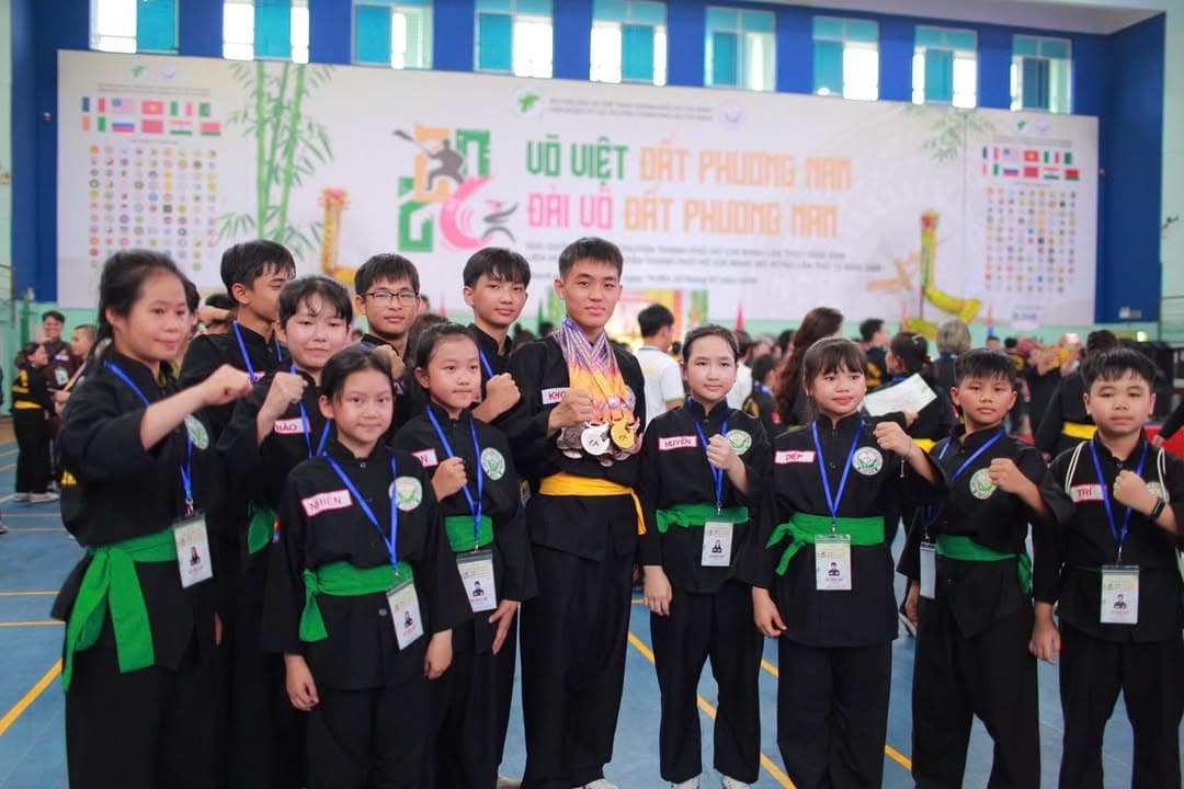 KHOẢNH KHẮC CỦA CÁC VÕ SINH, MÔN SINH PHẬT QUANG QUYỀN TẠI LỄ TRAO GIẢI LIÊN HOAN VÕ VI… — hình 12