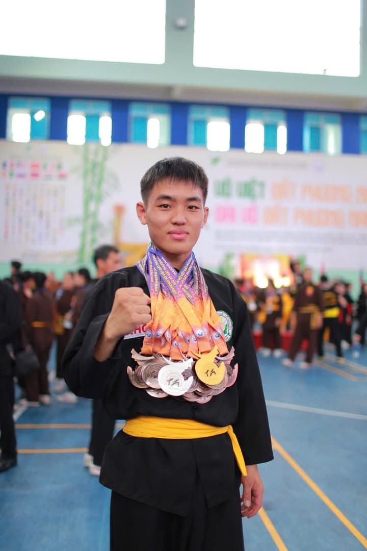KHOẢNH KHẮC CỦA CÁC VÕ SINH, MÔN SINH PHẬT QUANG QUYỀN TẠI LỄ TRAO GIẢI LIÊN HOAN VÕ VI… — hình 13