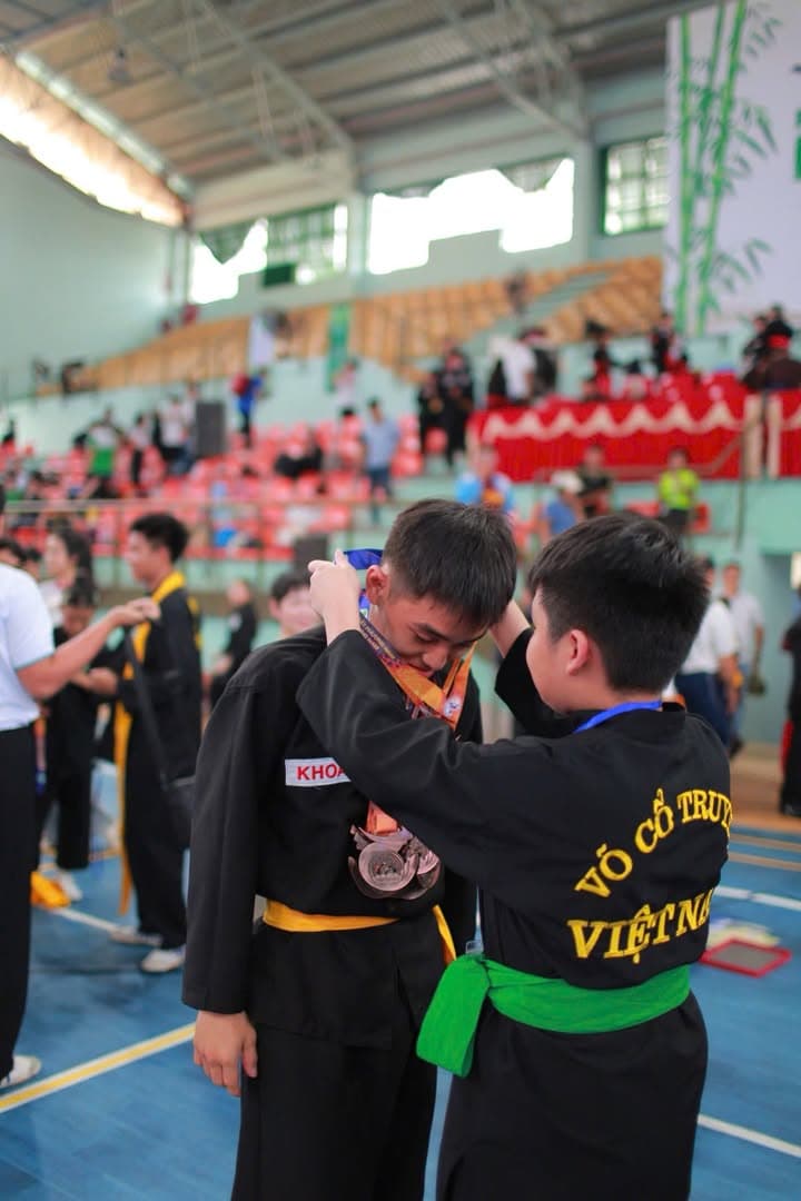 KHOẢNH KHẮC CỦA CÁC VÕ SINH, MÔN SINH PHẬT QUANG QUYỀN TẠI LỄ TRAO GIẢI LIÊN HOAN VÕ VI… — hình 14