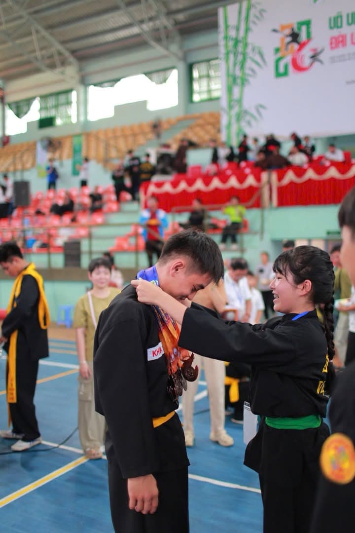 KHOẢNH KHẮC CỦA CÁC VÕ SINH, MÔN SINH PHẬT QUANG QUYỀN TẠI LỄ TRAO GIẢI LIÊN HOAN VÕ VI… — hình 15