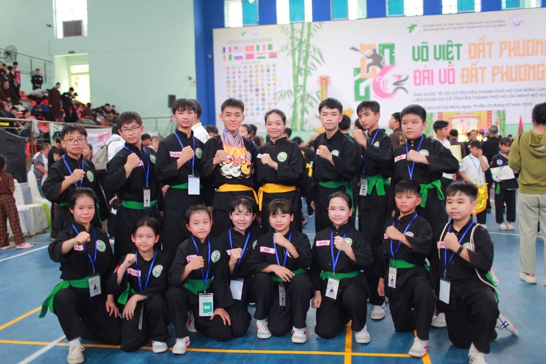 KHOẢNH KHẮC CỦA CÁC VÕ SINH, MÔN SINH PHẬT QUANG QUYỀN TẠI LỄ TRAO GIẢI LIÊN HOAN VÕ VI… — hình 16