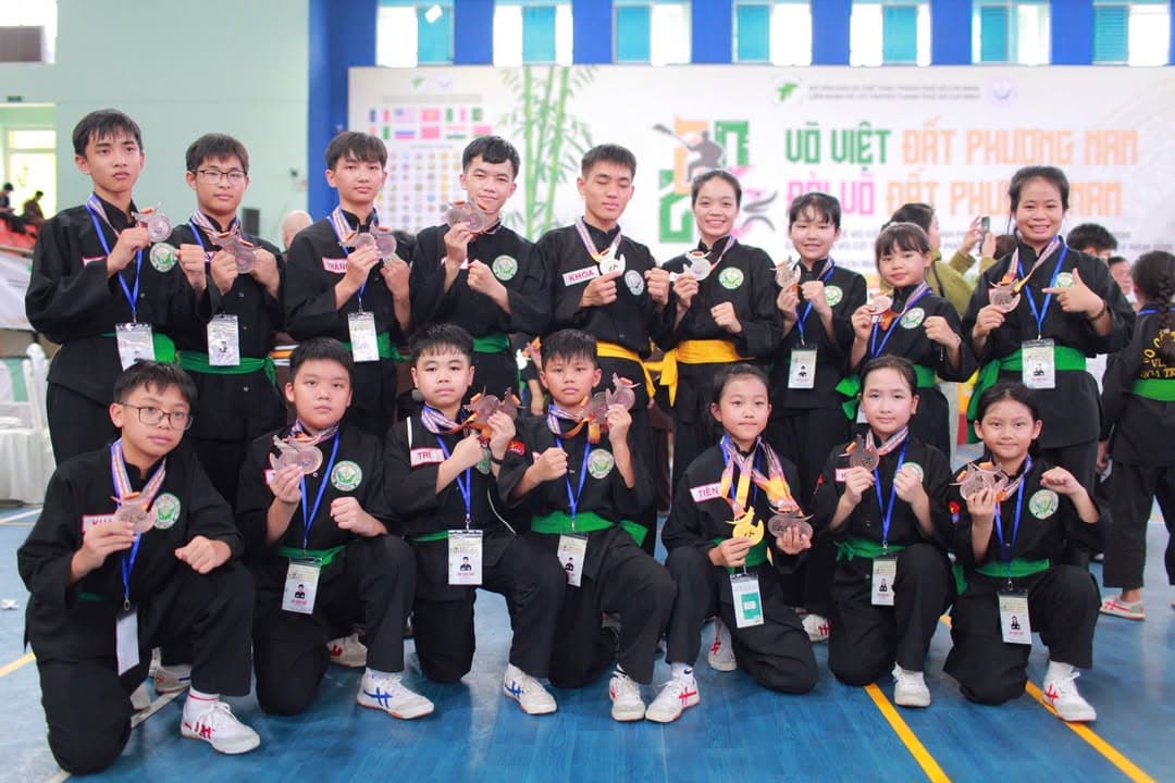 KHOẢNH KHẮC CỦA CÁC VÕ SINH, MÔN SINH PHẬT QUANG QUYỀN TẠI LỄ TRAO GIẢI LIÊN HOAN VÕ VI… — hình 18