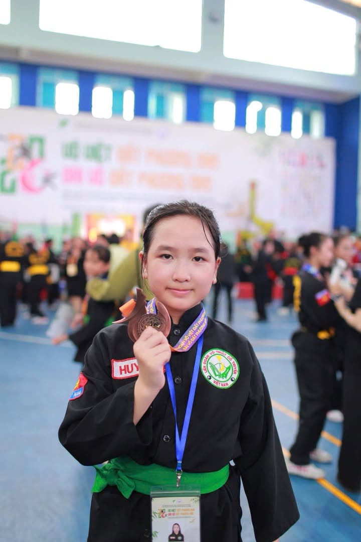 KHOẢNH KHẮC CỦA CÁC VÕ SINH, MÔN SINH PHẬT QUANG QUYỀN TẠI LỄ TRAO GIẢI LIÊN HOAN VÕ VI… — hình 19