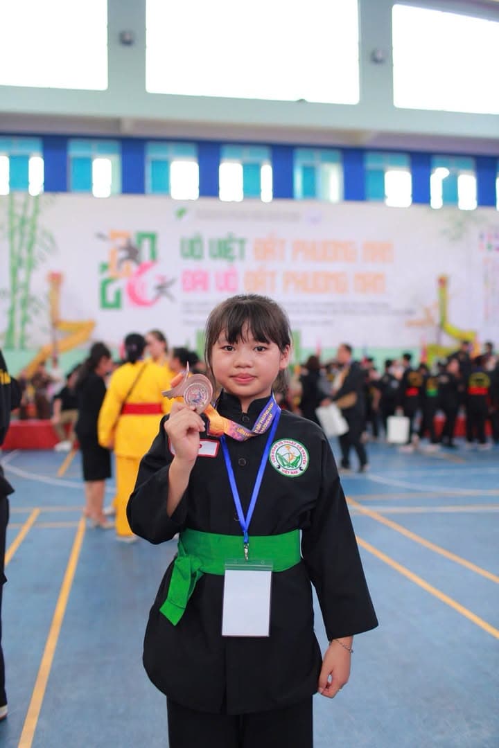 KHOẢNH KHẮC CỦA CÁC VÕ SINH, MÔN SINH PHẬT QUANG QUYỀN TẠI LỄ TRAO GIẢI LIÊN HOAN VÕ VI… — hình 21