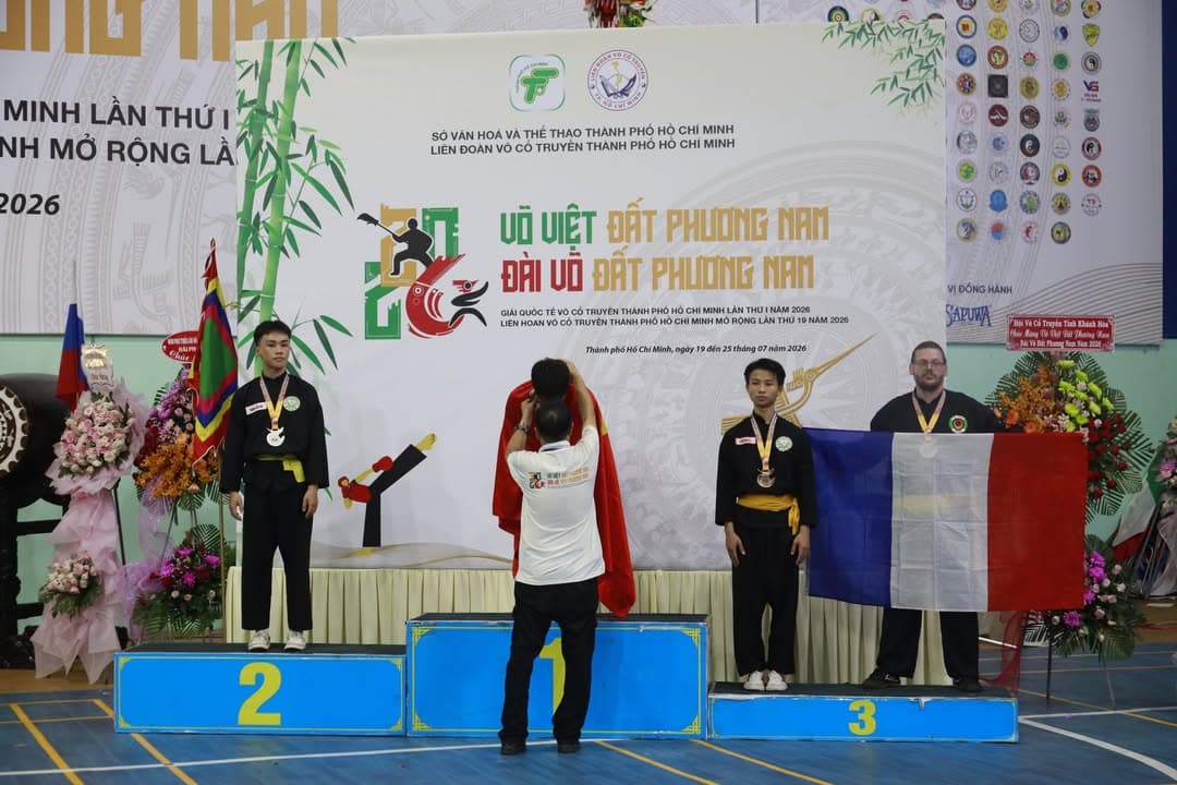 KHOẢNH KHẮC CỦA CÁC VÕ SINH, MÔN SINH PHẬT QUANG QUYỀN TẠI LỄ TRAO GIẢI LIÊN HOAN VÕ VI… — hình 42