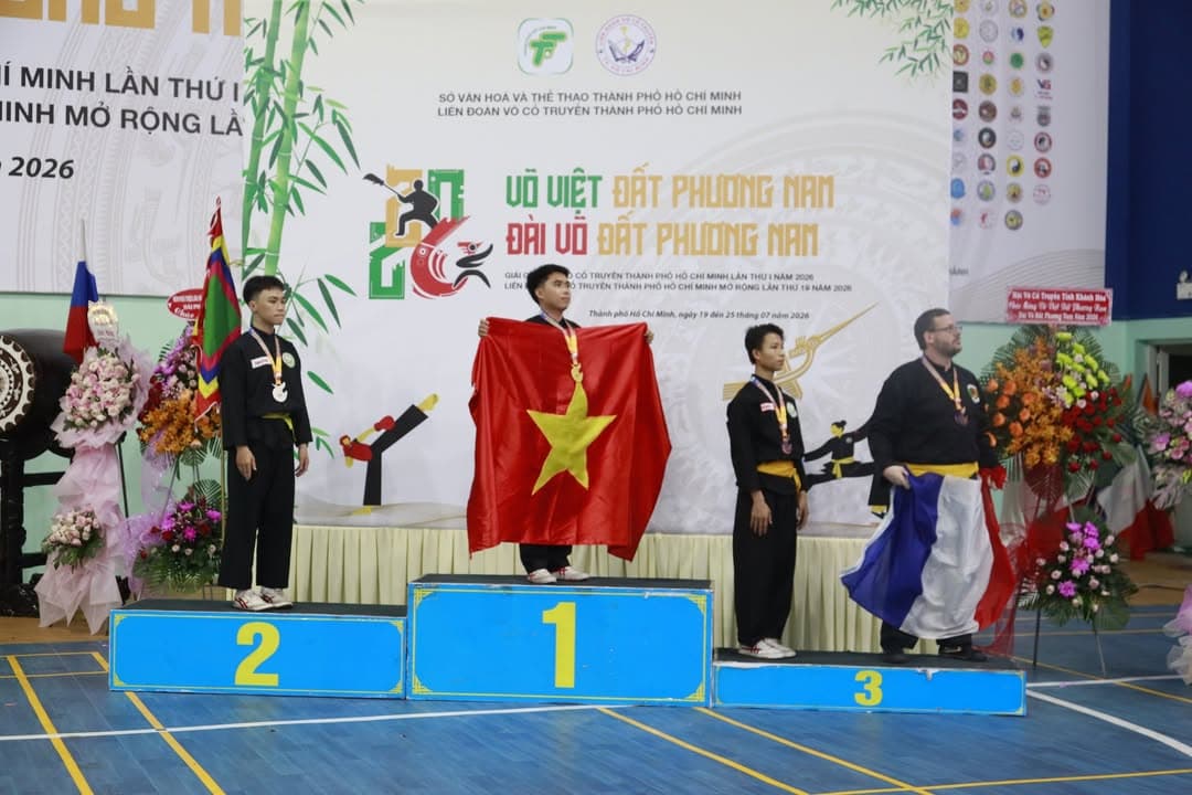KHOẢNH KHẮC CỦA CÁC VÕ SINH, MÔN SINH PHẬT QUANG QUYỀN TẠI LỄ TRAO GIẢI LIÊN HOAN VÕ VI… — hình 43