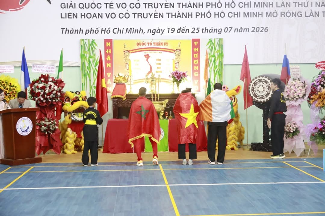 KHOẢNH KHẮC CỦA CÁC VÕ SINH, MÔN SINH PHẬT QUANG QUYỀN TẠI LỄ TRAO GIẢI LIÊN HOAN VÕ VI… — hình 47