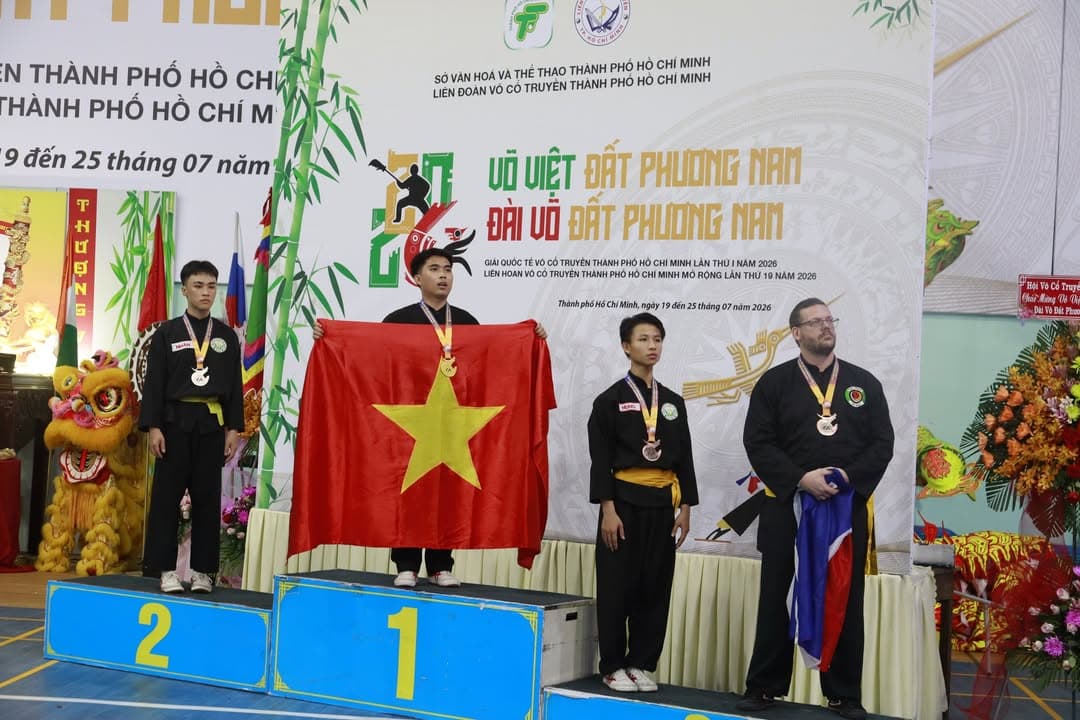 KHOẢNH KHẮC CỦA CÁC VÕ SINH, MÔN SINH PHẬT QUANG QUYỀN TẠI LỄ TRAO GIẢI LIÊN HOAN VÕ VI… — hình 48