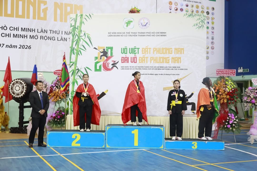 KHOẢNH KHẮC CỦA CÁC VÕ SINH, MÔN SINH PHẬT QUANG QUYỀN TẠI LỄ TRAO GIẢI LIÊN HOAN VÕ VI… — hình 50