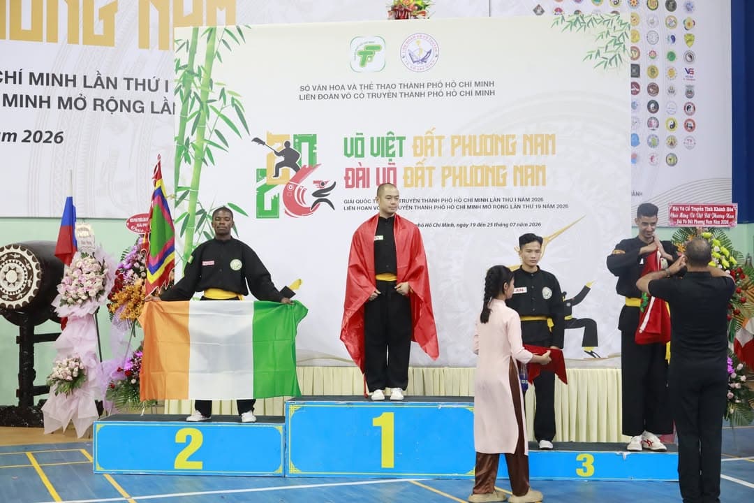 KHOẢNH KHẮC CỦA CÁC VÕ SINH, MÔN SINH PHẬT QUANG QUYỀN TẠI LỄ TRAO GIẢI LIÊN HOAN VÕ VI… — hình 51