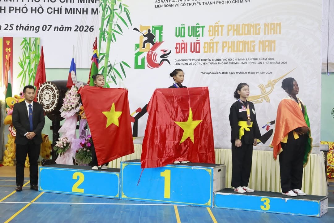 KHOẢNH KHẮC CỦA CÁC VÕ SINH, MÔN SINH PHẬT QUANG QUYỀN TẠI LỄ TRAO GIẢI LIÊN HOAN VÕ VI… — hình 52