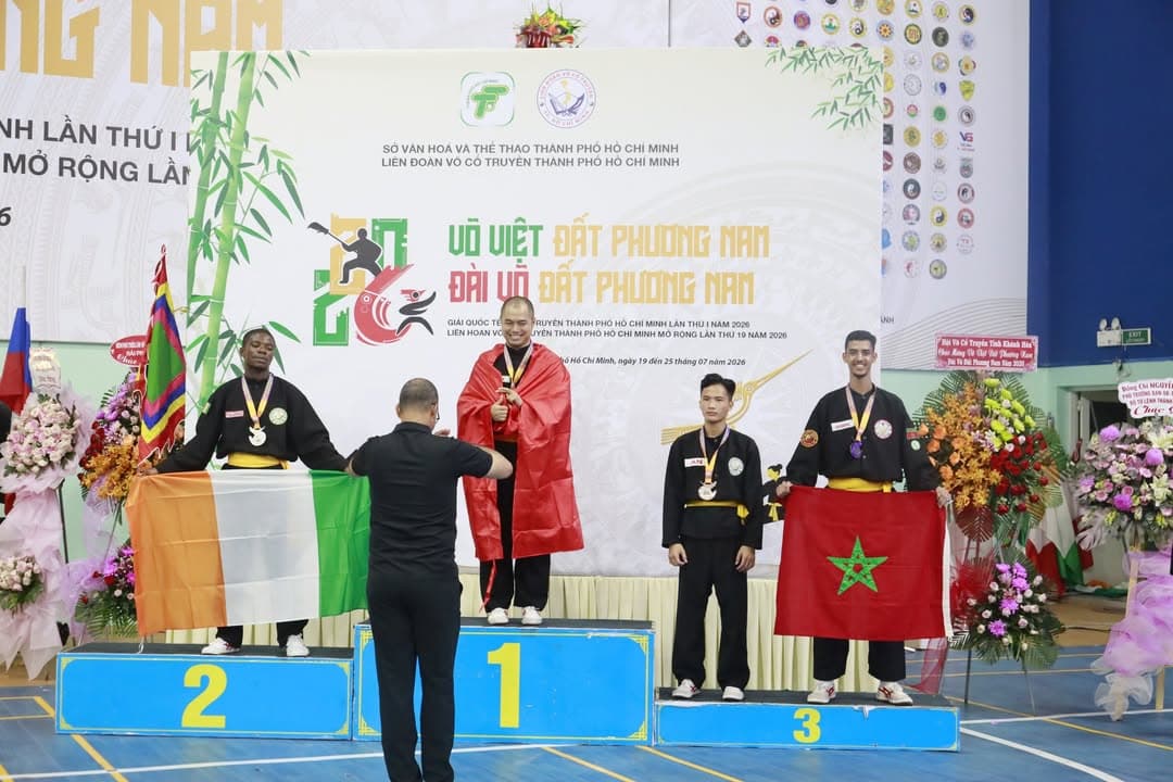 KHOẢNH KHẮC CỦA CÁC VÕ SINH, MÔN SINH PHẬT QUANG QUYỀN TẠI LỄ TRAO GIẢI LIÊN HOAN VÕ VI… — hình 53