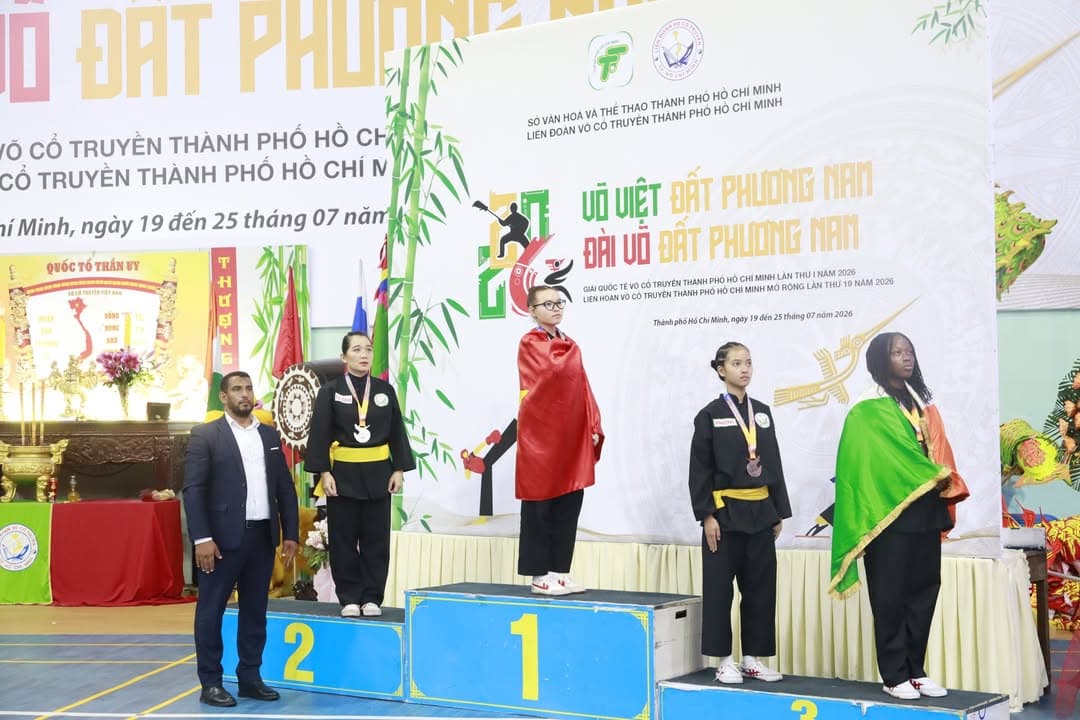 KHOẢNH KHẮC CỦA CÁC VÕ SINH, MÔN SINH PHẬT QUANG QUYỀN TẠI LỄ TRAO GIẢI LIÊN HOAN VÕ VI… — hình 62