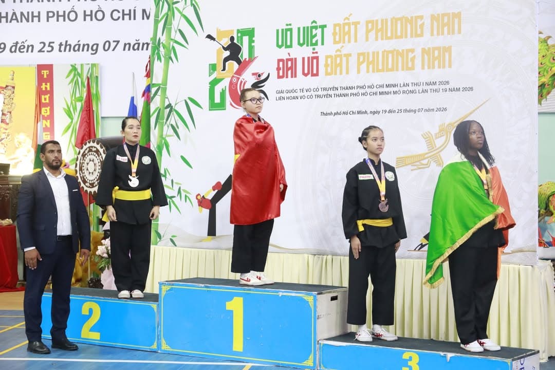 KHOẢNH KHẮC CỦA CÁC VÕ SINH, MÔN SINH PHẬT QUANG QUYỀN TẠI LỄ TRAO GIẢI LIÊN HOAN VÕ VI… — hình 63
