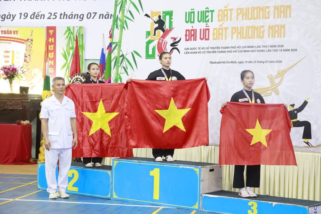 KHOẢNH KHẮC CỦA CÁC VÕ SINH, MÔN SINH PHẬT QUANG QUYỀN TẠI LỄ TRAO GIẢI LIÊN HOAN VÕ VI… — hình 68