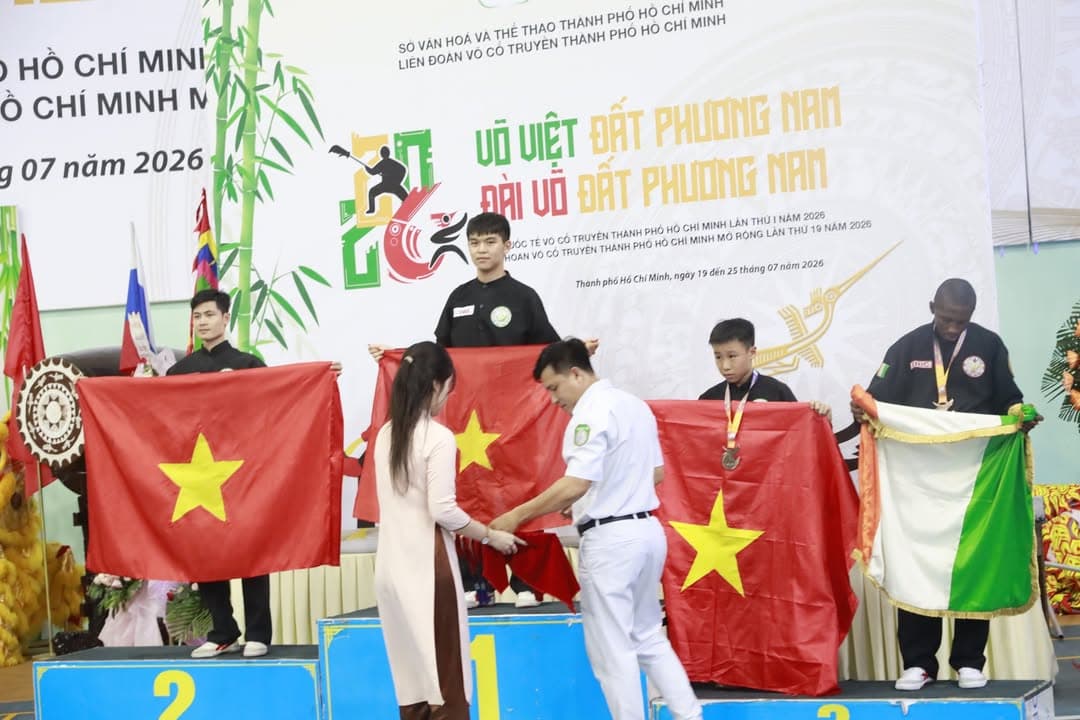KHOẢNH KHẮC CỦA CÁC VÕ SINH, MÔN SINH PHẬT QUANG QUYỀN TẠI LỄ TRAO GIẢI LIÊN HOAN VÕ VI… — hình 69