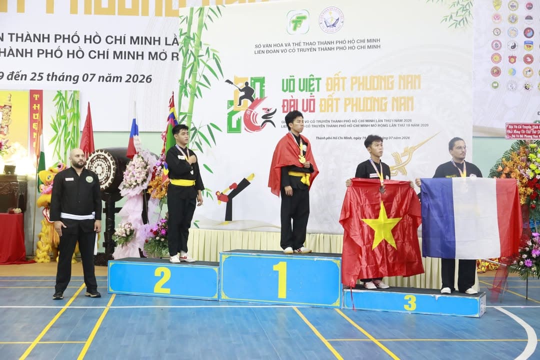 KHOẢNH KHẮC CỦA CÁC VÕ SINH, MÔN SINH PHẬT QUANG QUYỀN TẠI LỄ TRAO GIẢI LIÊN HOAN VÕ VI… — hình 70
