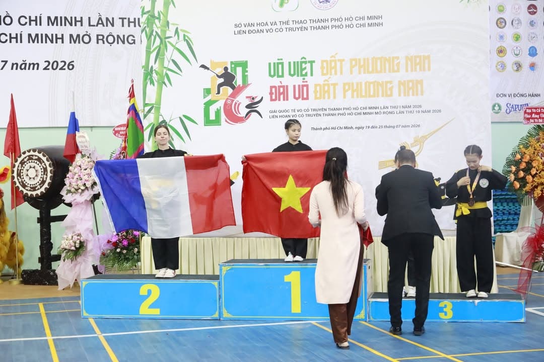 KHOẢNH KHẮC CỦA CÁC VÕ SINH, MÔN SINH PHẬT QUANG QUYỀN TẠI LỄ TRAO GIẢI LIÊN HOAN VÕ VI… — hình 71