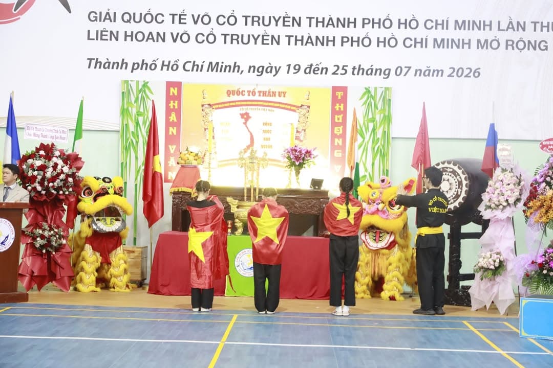 KHOẢNH KHẮC CỦA CÁC VÕ SINH, MÔN SINH PHẬT QUANG QUYỀN TẠI LỄ TRAO GIẢI LIÊN HOAN VÕ VI… — hình 73