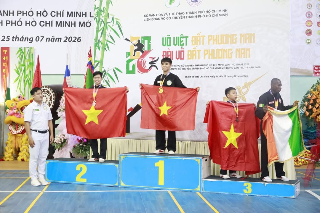 KHOẢNH KHẮC CỦA CÁC VÕ SINH, MÔN SINH PHẬT QUANG QUYỀN TẠI LỄ TRAO GIẢI LIÊN HOAN VÕ VI… — hình 74