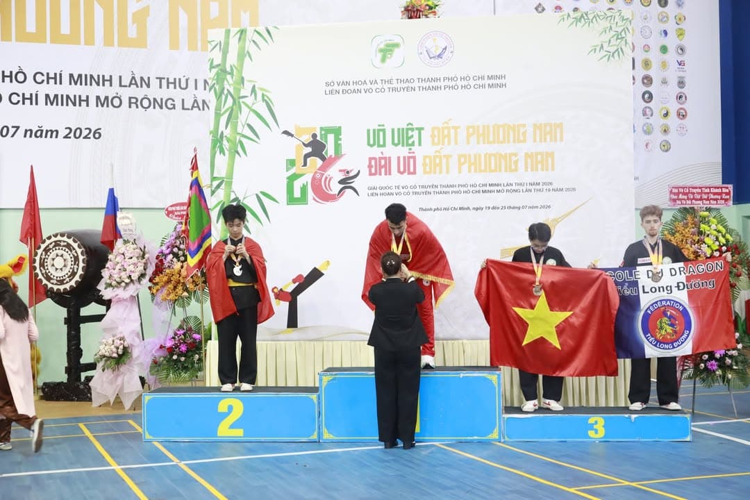 KHOẢNH KHẮC CỦA CÁC VÕ SINH, MÔN SINH PHẬT QUANG QUYỀN TẠI LỄ TRAO GIẢI LIÊN HOAN VÕ VI… — hình 75