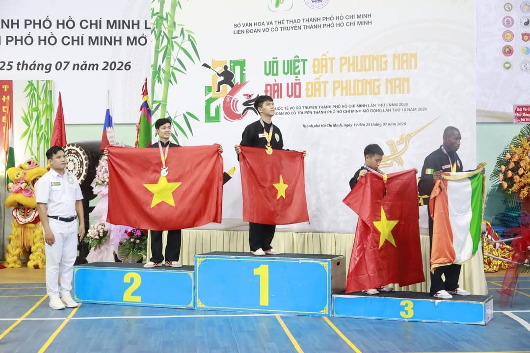 KHOẢNH KHẮC CỦA CÁC VÕ SINH, MÔN SINH PHẬT QUANG QUYỀN TẠI LỄ TRAO GIẢI LIÊN HOAN VÕ VI… — hình 76