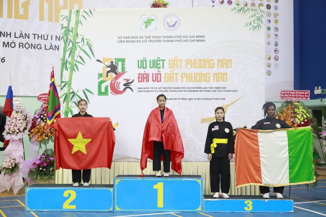 KHOẢNH KHẮC CỦA CÁC VÕ SINH, MÔN SINH PHẬT QUANG QUYỀN TẠI LỄ TRAO GIẢI LIÊN HOAN VÕ VI… — hình 82