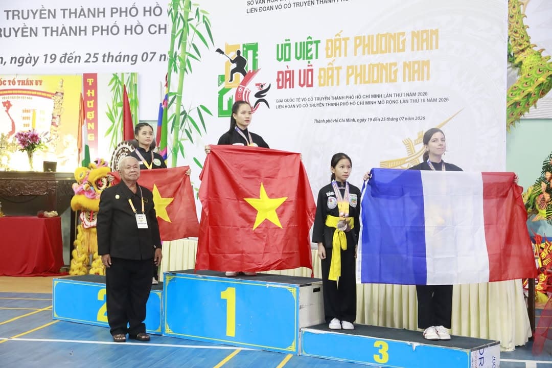 KHOẢNH KHẮC CỦA CÁC VÕ SINH, MÔN SINH PHẬT QUANG QUYỀN TẠI LỄ TRAO GIẢI LIÊN HOAN VÕ VI… — hình 83