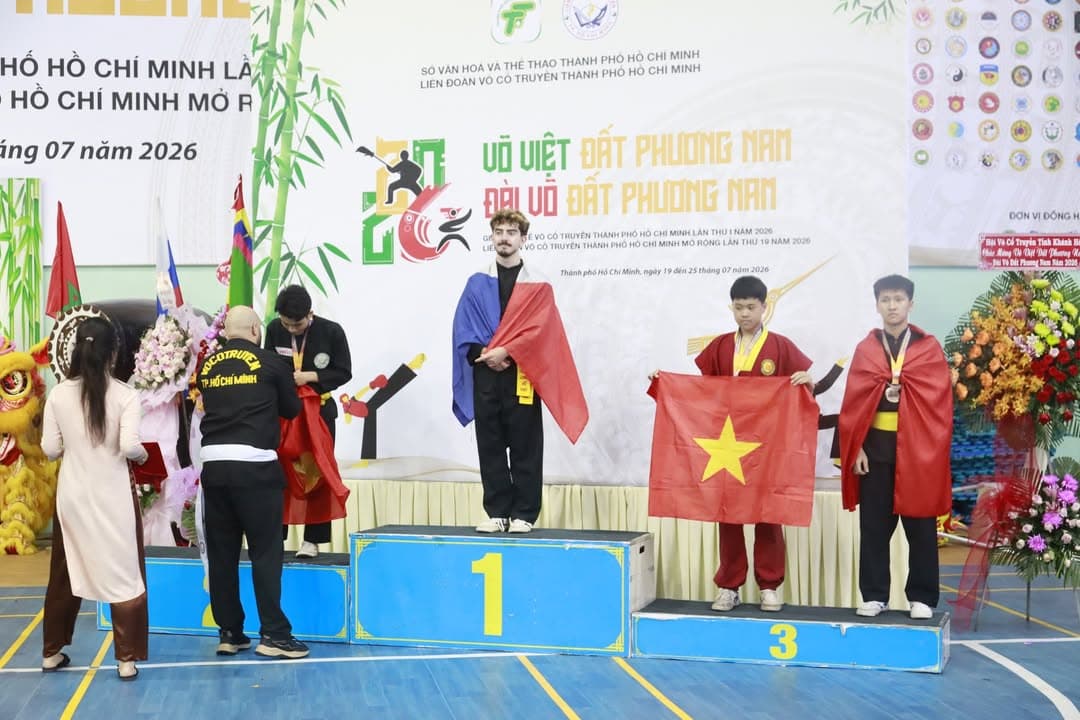 KHOẢNH KHẮC CỦA CÁC VÕ SINH, MÔN SINH PHẬT QUANG QUYỀN TẠI LỄ TRAO GIẢI LIÊN HOAN VÕ VI… — hình 84