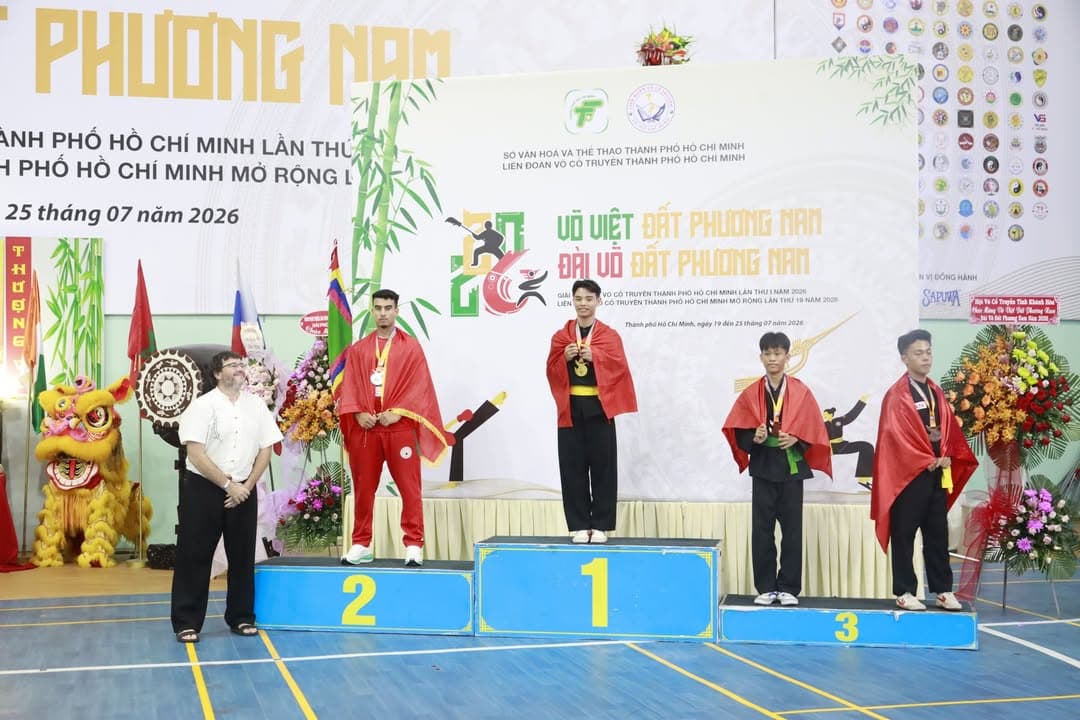 KHOẢNH KHẮC CỦA CÁC VÕ SINH, MÔN SINH PHẬT QUANG QUYỀN TẠI LỄ TRAO GIẢI LIÊN HOAN VÕ VI… — hình 85