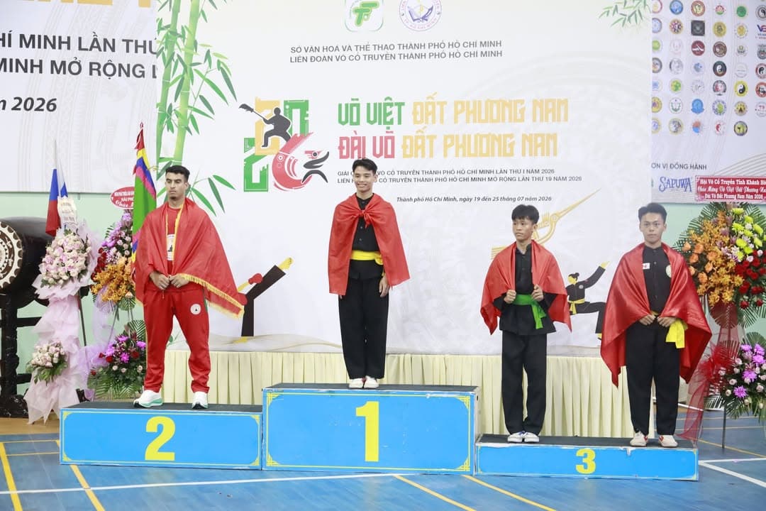 KHOẢNH KHẮC CỦA CÁC VÕ SINH, MÔN SINH PHẬT QUANG QUYỀN TẠI LỄ TRAO GIẢI LIÊN HOAN VÕ VI… — hình 86