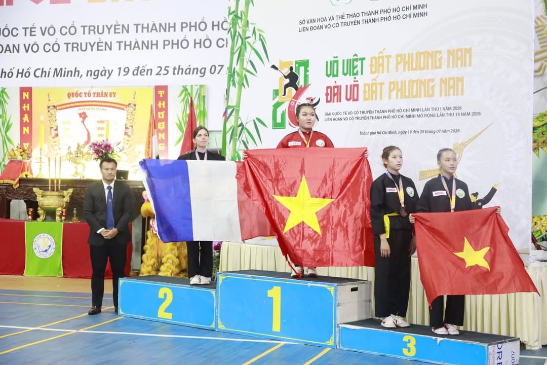 KHOẢNH KHẮC CỦA CÁC VÕ SINH, MÔN SINH PHẬT QUANG QUYỀN TẠI LỄ TRAO GIẢI LIÊN HOAN VÕ VI… — hình 87