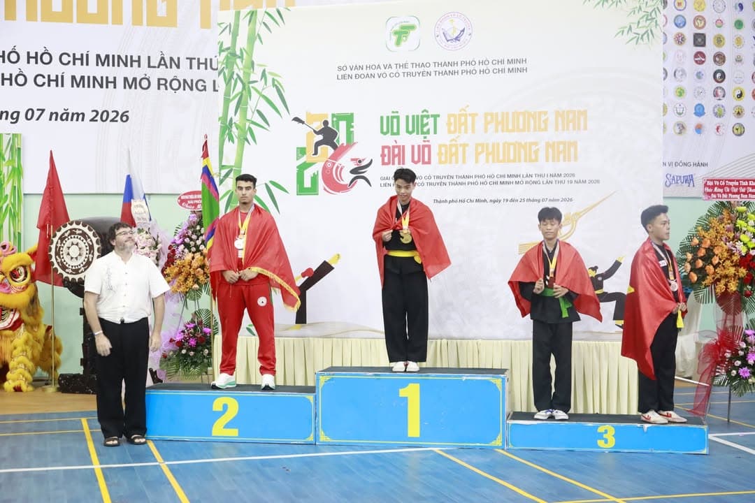 KHOẢNH KHẮC CỦA CÁC VÕ SINH, MÔN SINH PHẬT QUANG QUYỀN TẠI LỄ TRAO GIẢI LIÊN HOAN VÕ VI… — hình 88
